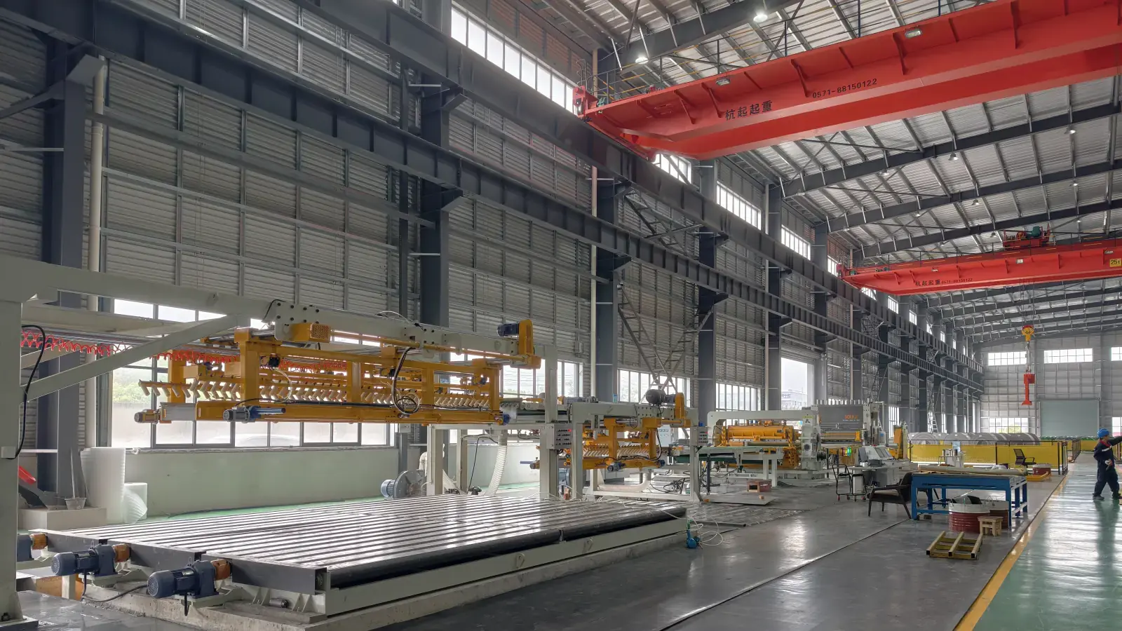 Linha de corte transversal com tesoura volante 1650 (H-3.0-1650NCR) — foto real XIONGJIN