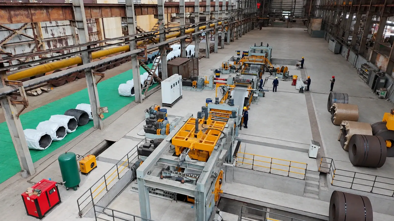 Linha de corte transversal de chapa laminada a quente 30 mm × 2200 mm — foto real XIONGJIN
